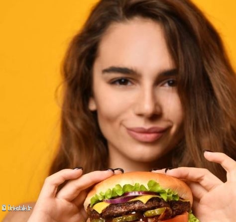 Femme tenant un Hamburger