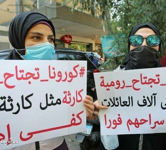 Des femmes manifestent devant une prison contre les mesures en prison (anticovid)