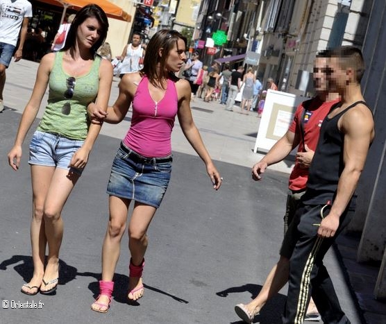 Des jeunes filles marchent dans la rue...