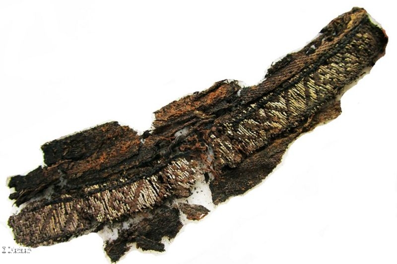 Des restes textiles de fils de soie et d'argent découverts en Suède