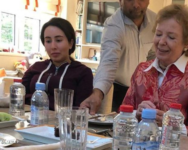 Latifa (à g.) et Mme Robinson dans la maison familiale aux Emirats Latifa (à g.) et Mme Robinson dans la maison familiale aux Emirats
