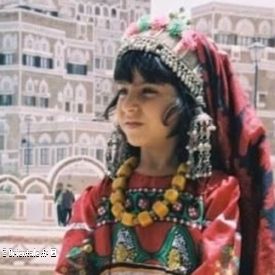 Petite fille en tenue traditionnelle