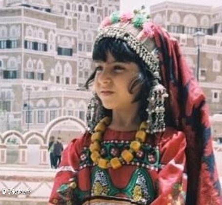 Petite fille en tenue traditionnelle