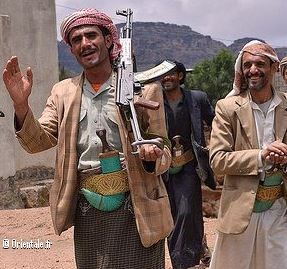 Hommes yéménites avec des armes blanches et à feu
