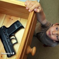 Un petit garon a trouv une arme