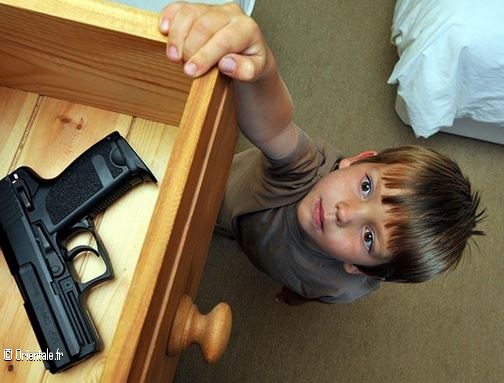 Un petit garçon a trouvé une arme
