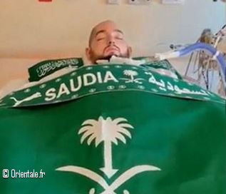 Prince endormi avec le drapeau vert de l'Arabie