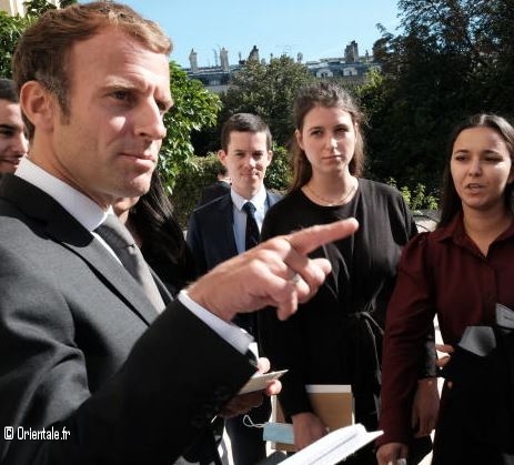 Macron lors d'une rencontre avec les Algériens Macron lors d'une rencontre avec les Algériens