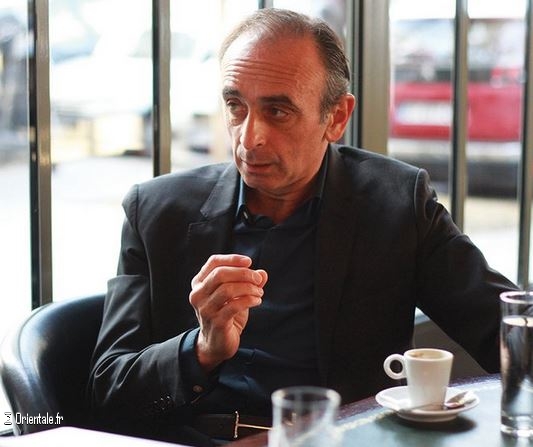 Eric Zemmour dans un caf