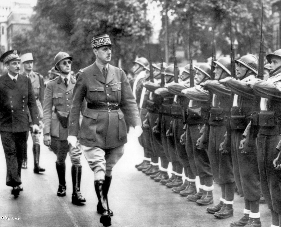 De Gaulle au cours d'un défilé du 14.07.1940