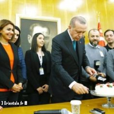 Le prsident turc Recep Tayyip Erdogan coupe un gteau offert par des journalistes  l'occasion de son 65e anniversaire peu de temps avant de partir pour une tourne africaine