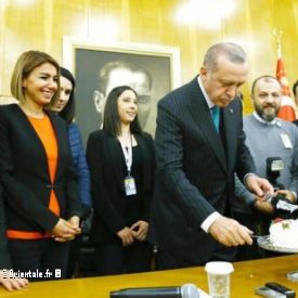 Le pr�sident turc Recep Tayyip Erdogan coupe un g�teau offert par des journalistes � l'occasion de son 65e anniversaire peu de temps avant de partir pour une tourn�e africaine