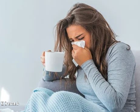 Femme enrhumée qui se mouche Femme enrhumée qui se mouche