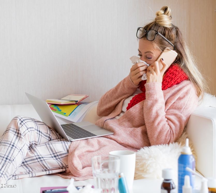 Femme en pyjama qui se mouche