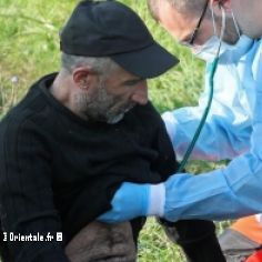 Un migrant irakien est examiné par un médecin
