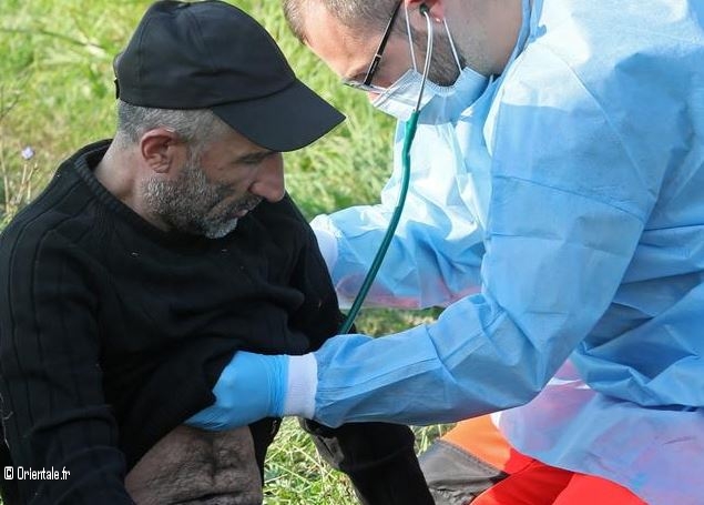 Un migrant irakien est examiné par un médecin Un migrant irakien est examiné par un médecin