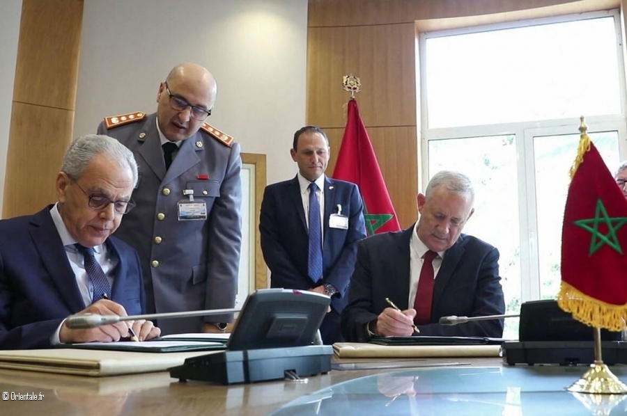 Le ministre israélien de la Défense (à droite) et son homologue marocain signent un accord (Israel Defence Ministry/AFP)