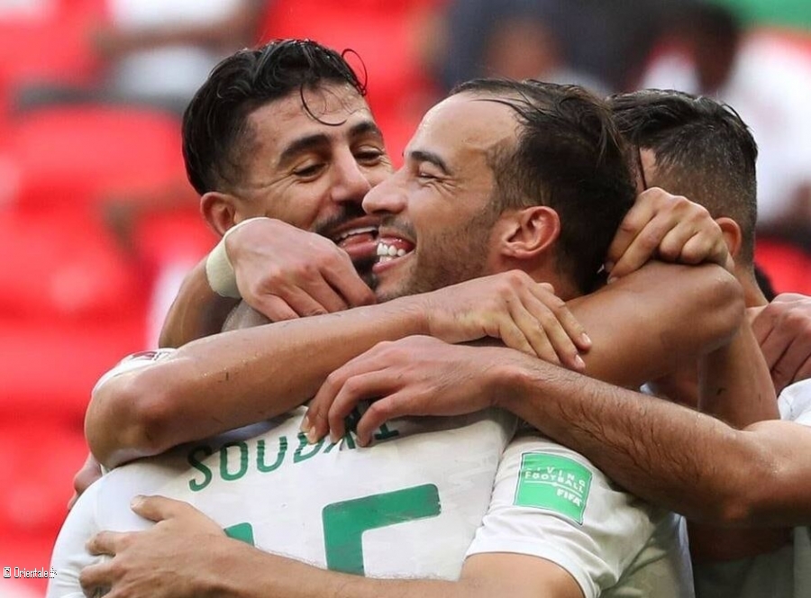 L'équipe algérienne célèbre sa victoire L'équipe algérienne célèbre sa victoire