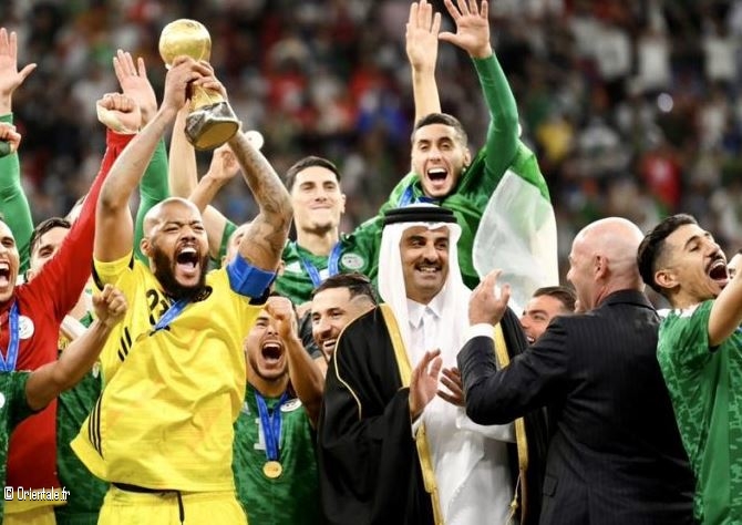 L'équipe nationale d'Algérie brandit la Coupe Arabe avec une grande joie