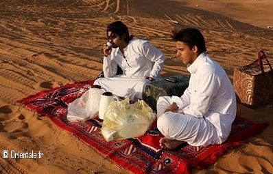 Des hommes saoudiens boivent un café
