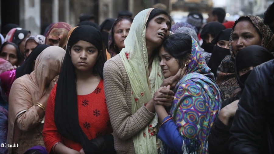 Indiennes musulmanes qui pleurent après une agression dans la communauté musulmane