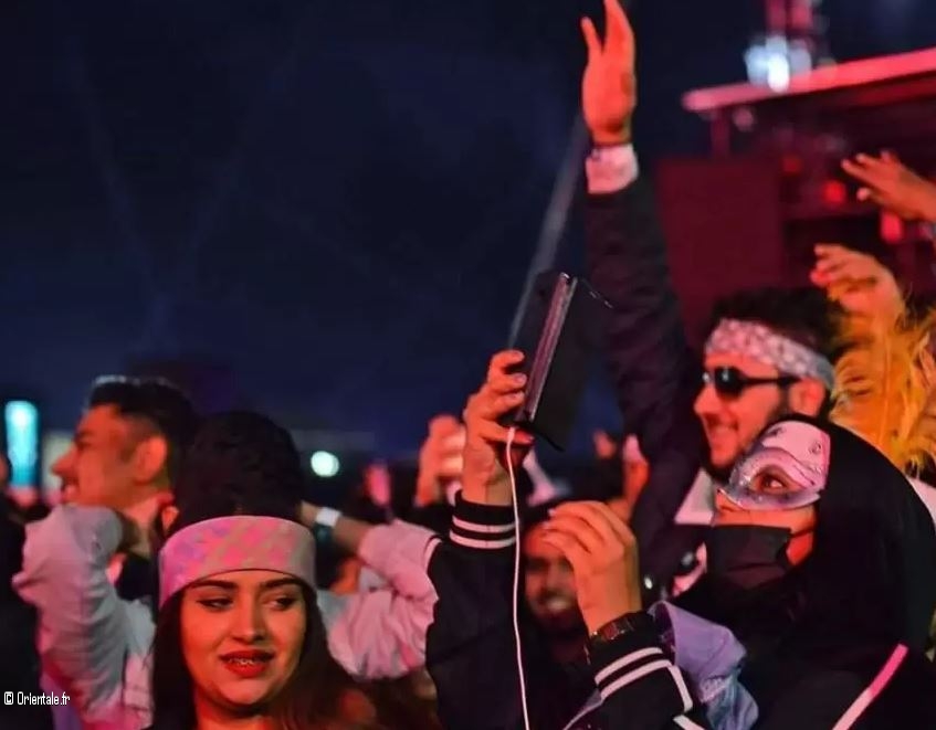 Des jeunes assistent  un concert en Arabie