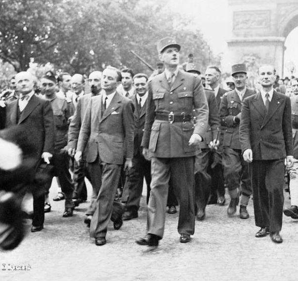 La libération de Paris 25 août 1944, avec Charles de Gaulle La libération de Paris 25 août 1944, avec Charles de Gaulle