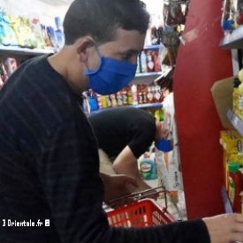 Un homme fait ses courses dans un magasin en Alg�rie