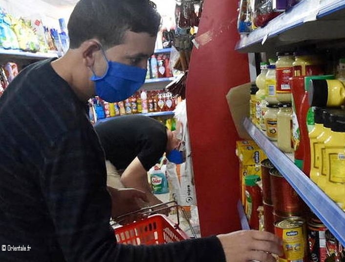 Un homme fait ses courses dans un magasin en Algérie Un homme fait ses courses dans un magasin en Algérie