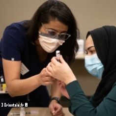 Des tudiantes en pharmacie gyptiennes s'entranent  injecter le vaccin anticorona