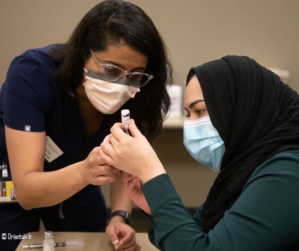 Des tudiantes en pharmacie gyptiennes s'entranent  injecter le vaccin anticorona