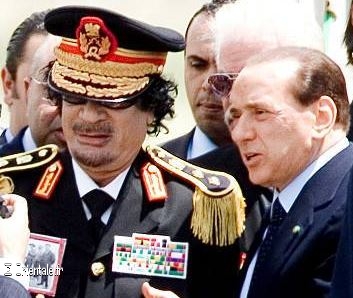 Kadhafi et Berlusconi lors d'une cérémonie solennelle le 30.08.2008
