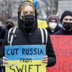 Des Ukrainiens manifestent pour que la Russie soit coupée de Swift