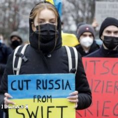 Des Ukrainiens manifestent pour que la Russie soit coupe de Swift