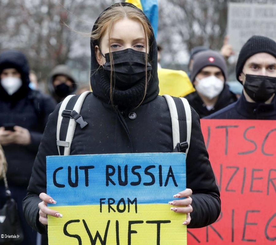 Des Ukrainiens manifestent pour que la Russie soit coupée de Swift