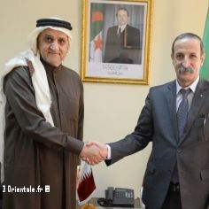 Un représentant politique algérien et l'ambassadeur du Qatar