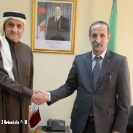 Un repr�sentant politique alg�rien et l'ambassadeur du Qatar