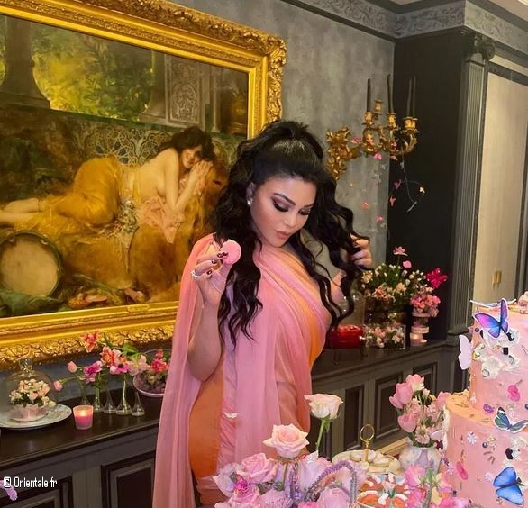 Haifa Wehbe et le tableau d'une femme nue dans son dos