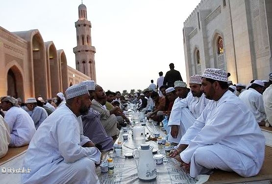 Des hommes boivent le café devant la Grande Mosquée de Muscat