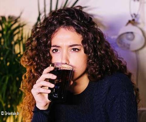 Femme buvant un verre de cola