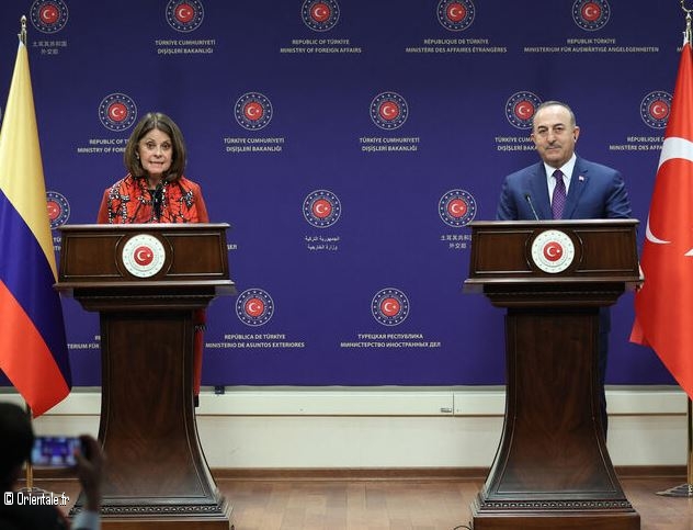 Le ministre turc des Affaires étrangères Mevlut Cavusoglu (à droite) et le vice-président colombien et ministre des Affaires étrangères Martha Lucia Ramirez