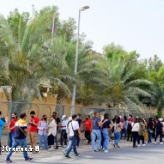 Des expatris philippins font la queue pour aller voter au consulat des Philippines  Dubai