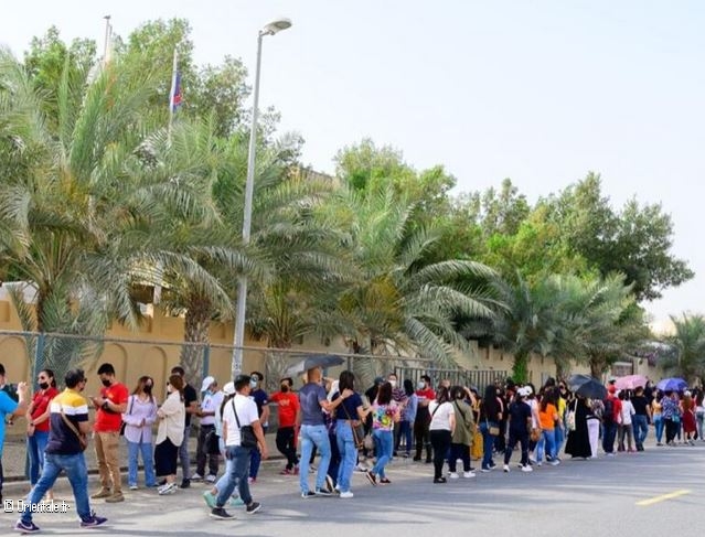 Des expatris philippins font la queue pour aller voter au consulat des Philippines  Dubai