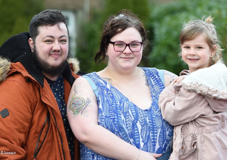 Les parents britanniques d'un garçon de 5 ans qui s'est transformé en fille Les parents britanniques d'un garçon de 5 ans qui s'est transformé en fille