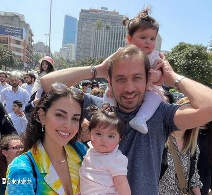 Valérie Abou Chakra avec ses filles jumelles Valérie Abou Chakra avec ses filles jumelles