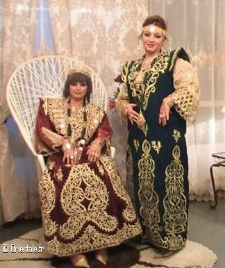 Femmes portant une tenue de mariée typique de Constantine, est de l'Algérie