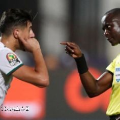 Bakary Gassama pointe un joueur algérien