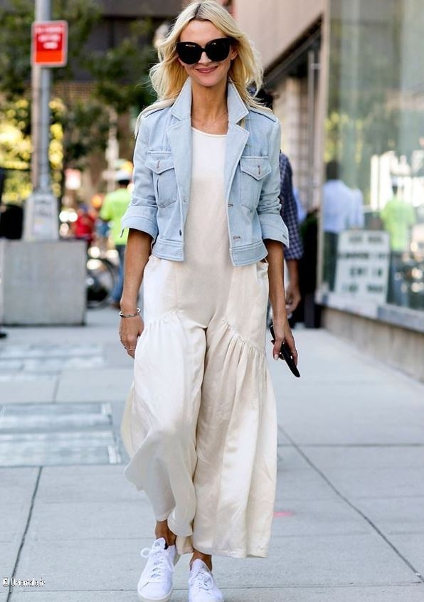 Look baskets avec une robe bohme