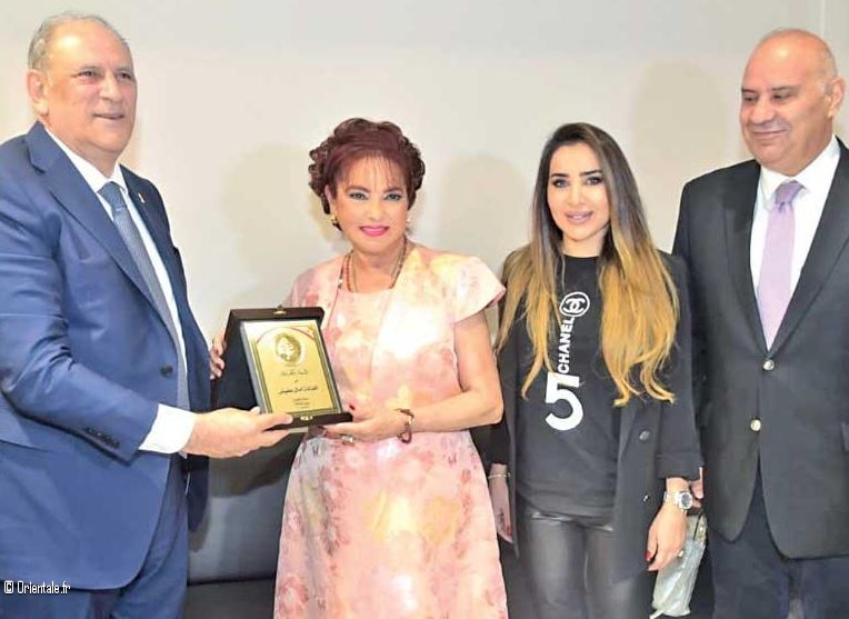 Le ministre libanais de l'Information remet un prix de l'excellence à l'artiste Amal Ofeich