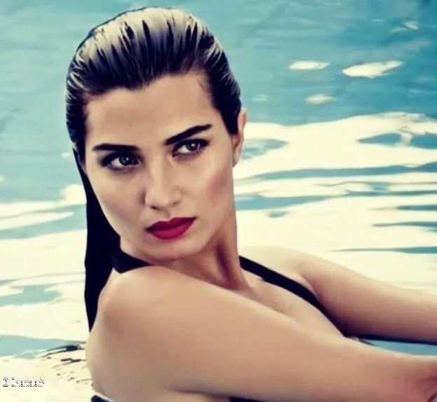 Tuba Buyukustun une actrice turque